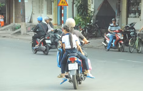 Nhiều phụ huynh “quên” đội MBH cho trẻ khi đến trường. (ảnh chụp vào sáng ngày 7/4 tại cổng Trường tiểu học Trần Văn Ơn).
