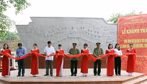 Trung tướng, GS.TS Nguyễn Văn Ngọc, Giám đốc Học viện cùng các đại biểu cắt băng khánh thành Khu di tích.