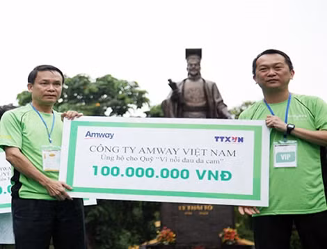 Ủng hộ quỹ Vì nỗi đau da cam 100 triệu đồng.