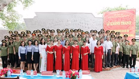 Tập thể cán bộ, giáo viên của Học viện và các đại biểu chụp ảnh kỷ niệm tại Khu di tích
