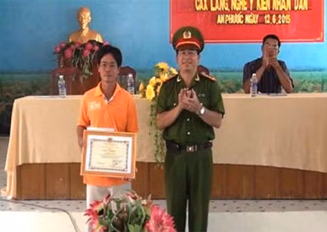 Lãnh đạo Công an huyện Tân Hồng trao Giấy khen cho anh Phan Văn Lý.