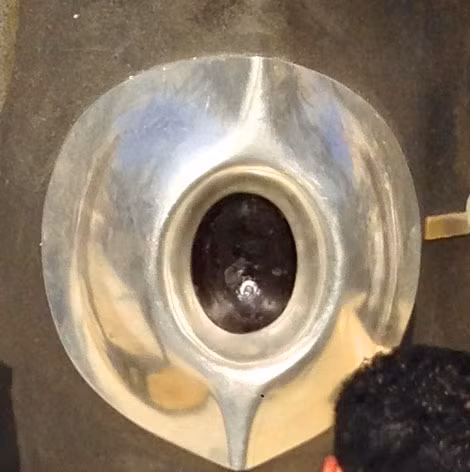 Hắc Thạch khi nhìn gần.