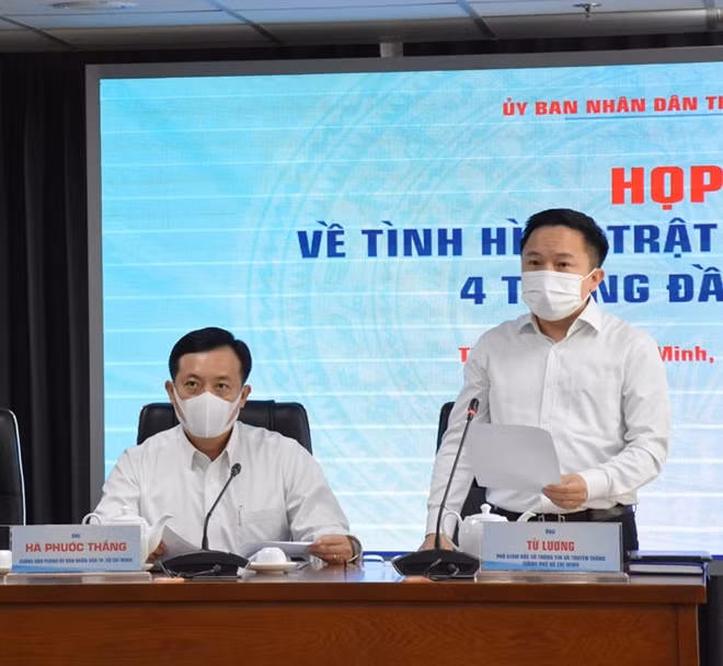 Ông Từ Lương phát biểu tại buổi họp báo.