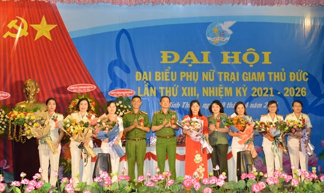 Trung tướng Lê Minh Hùng, Đại tá Ngô Hoài Thu và Đại tá Lê Bá Thụy tặng hoa chúc mừng Ban Chấp hành Hội Phụ nữ Trại giam Thủ Đức khóa mới.
