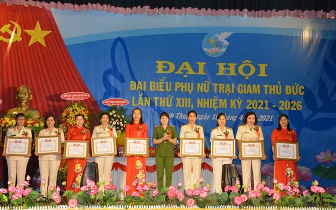 Đại diện lãnh đạo Hội Phụ nữ Cục CSQLTG, CSGDBB, TGD tặng Bằng khen, Giấy khen cho các cán bộ Hội xuất sắc của trại.