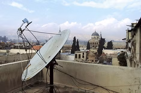 Đĩa vệ tinh trên một nóc nhà khu Old City ở thủ đô Damascus, Syria.
