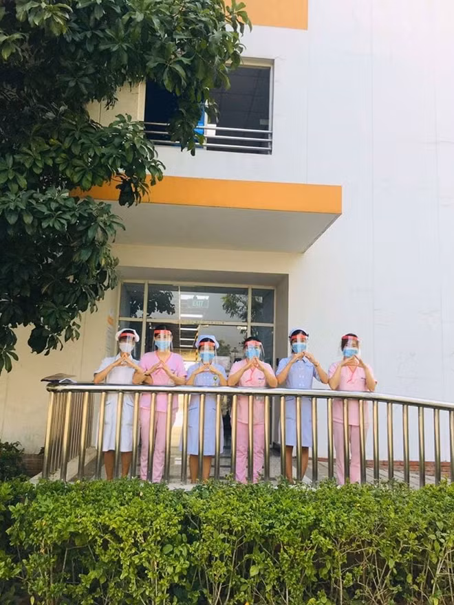 Các y bác sĩ mang mũ phòng chống dịch khi làm việc