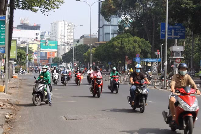 Đông người lưu thông trên đường Nguyễn Thái Học (quận 1) sáng 15/4