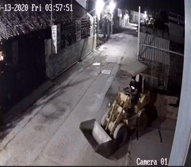 Lấy máy xúc ra khỏi gara