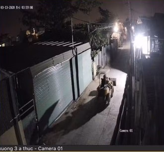 Camera ghi lại tên trộm lấy máy xúc trộm được trên đường