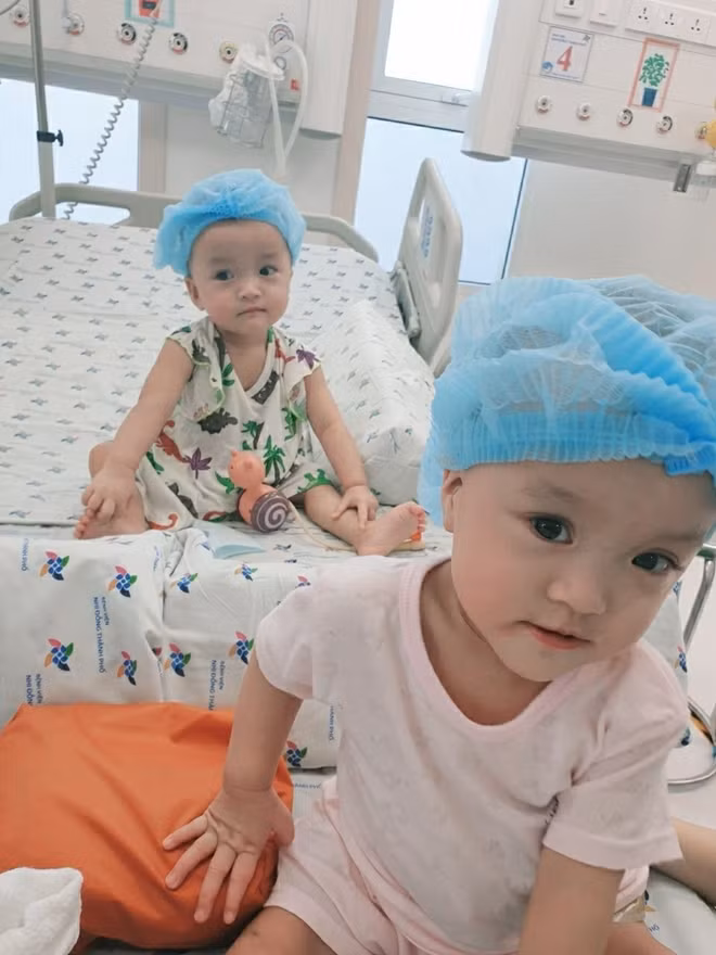 Hai bé cũng rất duyên khi đội mũ con sâu