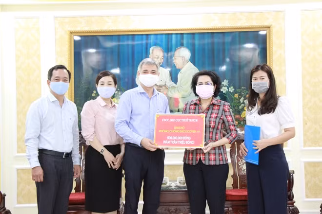 Đại diện Uỷ ban MTTQ Việt Nam TPHCM nhận ủng hộ Quỹ phòng chống COVID-19 và hạn, mặn