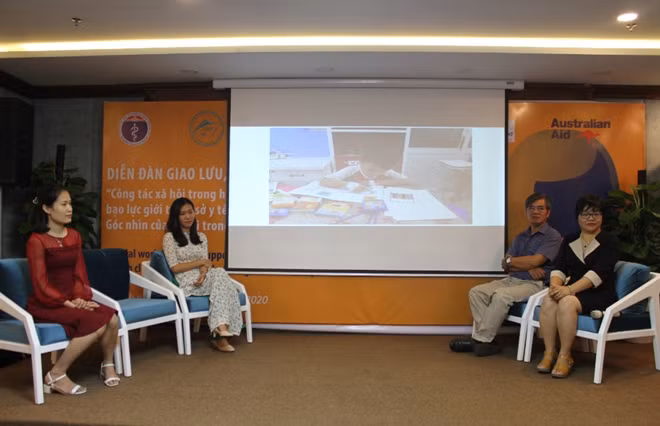 Các y bác sĩ và điều dưỡng được mời lên chia sẻ những câu chuyện hỗ trợ bệnh nhân có nguyên nhân từ bạo lực gia đình