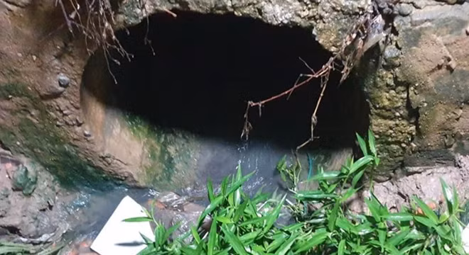 Bé bị nước cuốn trôi