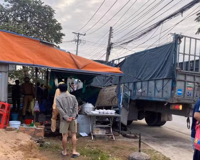 Xe tải lao vào quán cơm