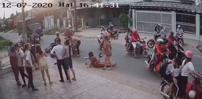 Một phụ nữ đi xe máy không kịp phanh cũng lao vào hai xe máy va chạm và bay một đoạn