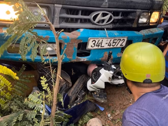 Xe máy bị xe tải tông nát