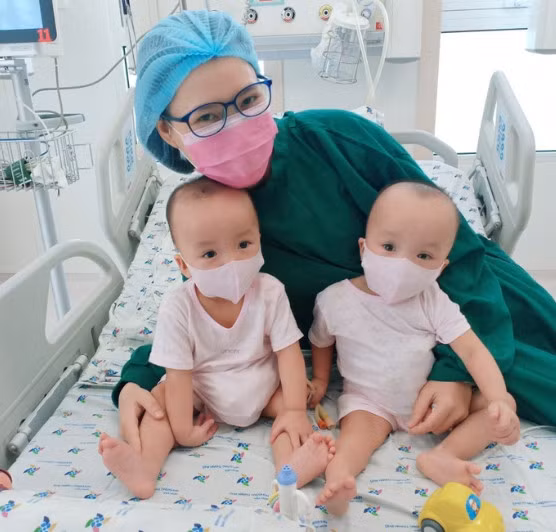 Chị Trần Thị Hồng Thúy (mẹ Trúc Nhi - Diệu Nhi) hạnh phúc khi ở bên hai con Chị Trần Thị Hồng Thúy (mẹ Trúc Nhi - Diệu Nhi) hạnh phúc khi ở bên hai con