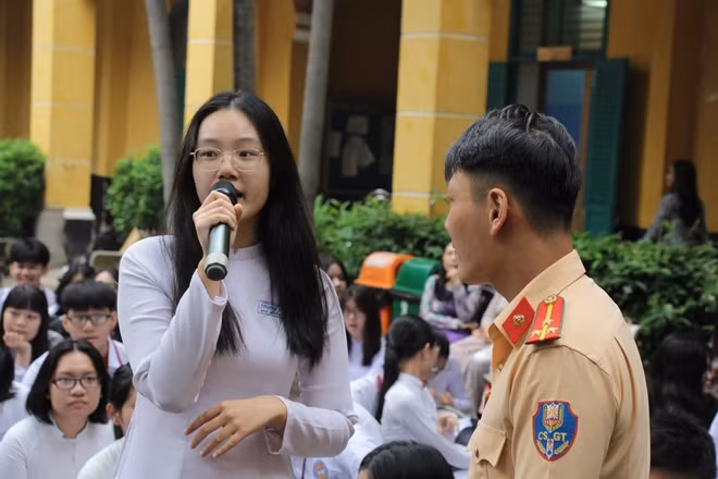 CSGT hướng dẫn cách lái xe an toàn cho các bạn HS trường THPT Trưng Vương