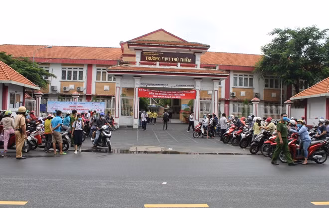 Chỉ đến khi gầ hết giờ thí sinh làm bài, phụ huynh mới đến đón