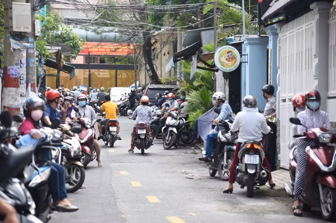 Gần đến thời gian hết giờ làm bài thi phụ huynh mới đến đón con trước khu vực điểm thi tại trường THPT Thủ Đức (quận Thủ Đức)