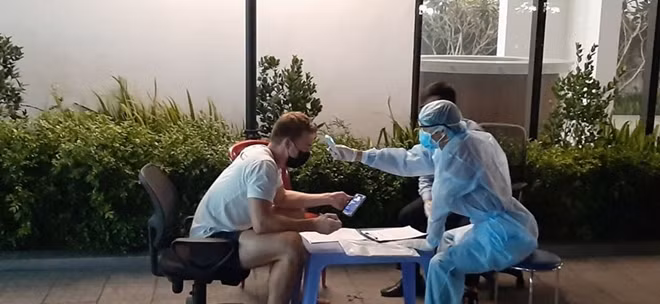 Chỉ khám chữa bệnh cho người nước ngoài khi đã cách ly đủ 14 ngày ảnh 1