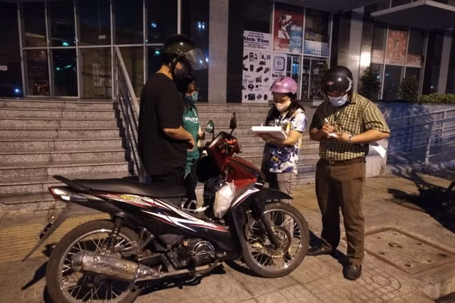 Nhân viên y tế TP Hồ Chí Minh điều tra dịch tễ