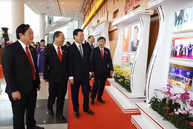 Đồng chí Võ Văn Thưởng và lãnh đạo tỉnh Bình Dương tham quan khu trưng bày hình ảnh Bí thư Tỉnh ủy Bình Dương qua các thời kỳ