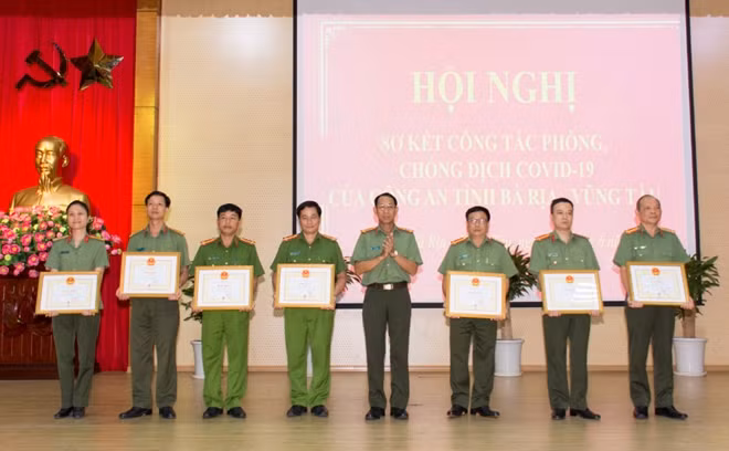 Các tập thể và cá nhân nhận bằng khen của Chủ tịch UBND tỉnh