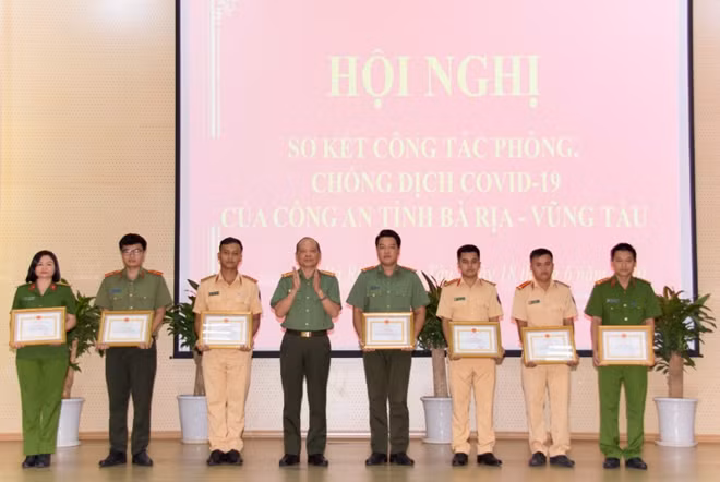 Các tập thể và cá nhân nhận bằng khen của Giám đốc Công an tỉnh