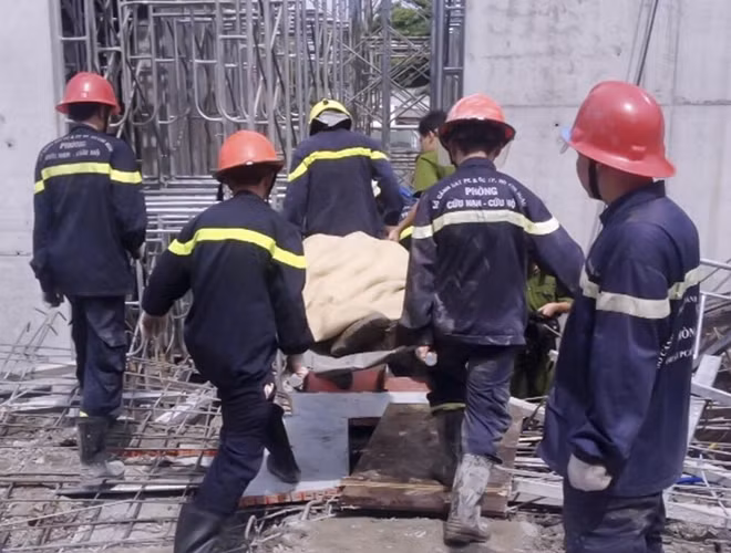 Cảnh sát cứu nạn - cứu hộ làm nhiệm vụ tại hiện trường vụ sập một công trình xây dựng ở TP Hồ Chí Minh