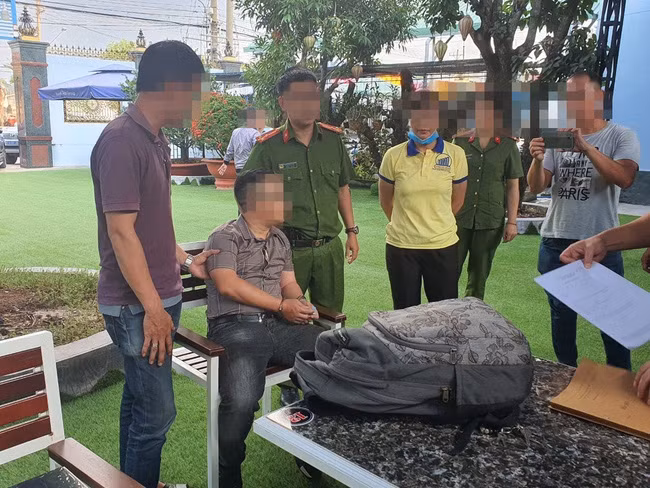 Công an bắt quả tang thanh niên (ngồi ghế) xưng là phóng viên nhận tiền của doanh nghiệp