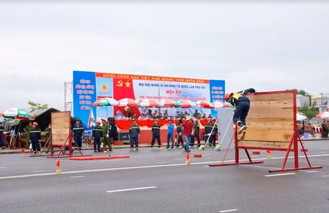 Nội dung thi chạy tiếp sức 4x100m cứu người và chữa cháy