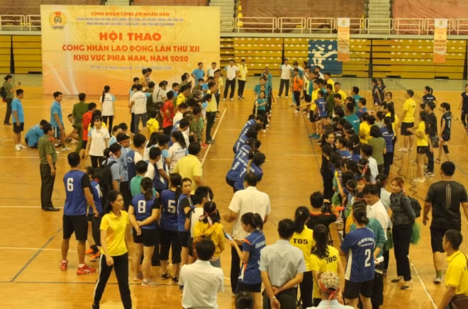Khí thế với môn kéo co