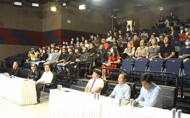 Đại biểu dự họp báo