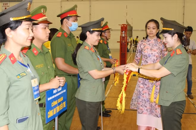 Trung tá Công Thanh Thảo, Chủ tịch Công đoàn CAND trao cờ lưu niệm cho các đội tham gia Hội thao
