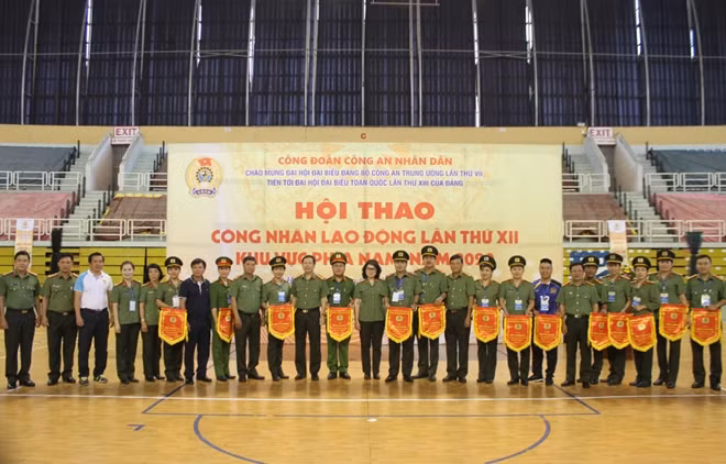 Ban tổ chức và đại diện các đội tham gia thi đấu chụp ảnh lưu niệm
