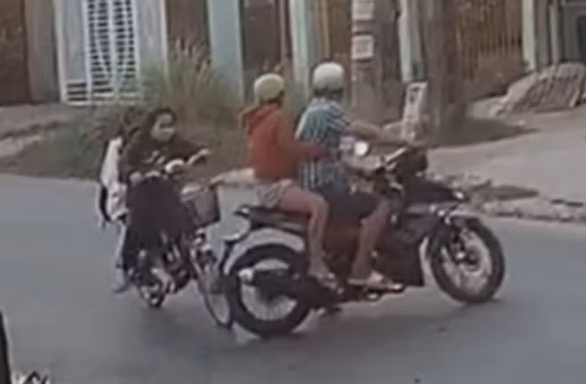 Đối tượng Thành rẽ sang đường đột ngột làm người đi đường không kịp "trở tay" (Ảnh cắt từ clip)