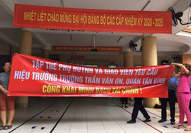 Phụ huynh căng băng rôn yêu cầu hiệu trưởng trường Trần Văn Ơn cần minh bạch tài chính (Ảnh: CTV)