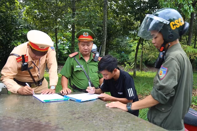 Công an Bình Dương lập biên bản xử lý người điều khiển phương tiện gây mất trật tự xã hội