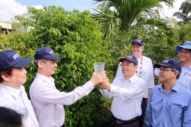 Các nhà khoa học thả muỗi mang vi khuẩn Wolbachia ở xã Vĩnh Lương, TP Nha Trang.