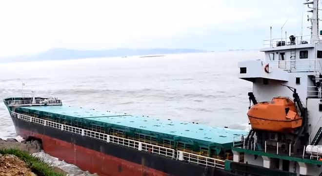 Tàu vận tải biển Fei Yue 9 - quốc tịch Mông Cổ sau khi bị sóng gió xô đập vào vách đá bên chân núi Ghềnh Ráng