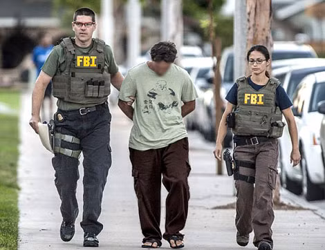FBI bắt giữ một kẻ chuyên đòi nợ thuê.
