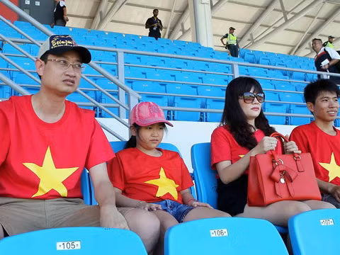 CĐV Việt Nam có mặt tại sân Bishan từ sớm để cổ vũ cho đội U23 Việt Nam. Ảnh: TTVH.