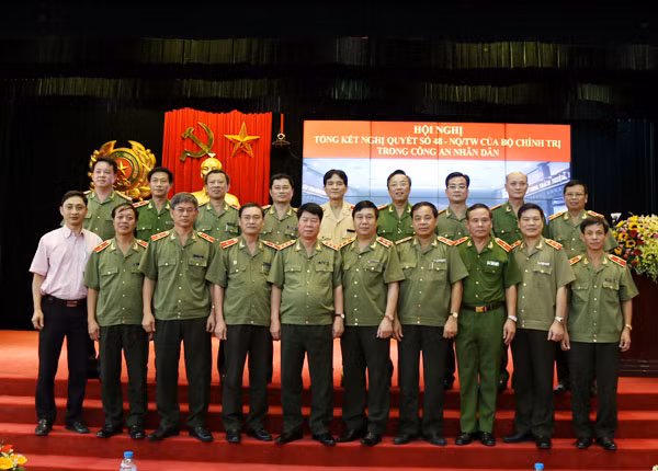 Thứ trưởng Bùi Văn Nam và các đại biểu dự hội nghị.