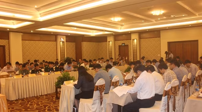 Đông đảo các đại biểu tham dự và tham gia ý kiến tại cuộc tọa đàm.