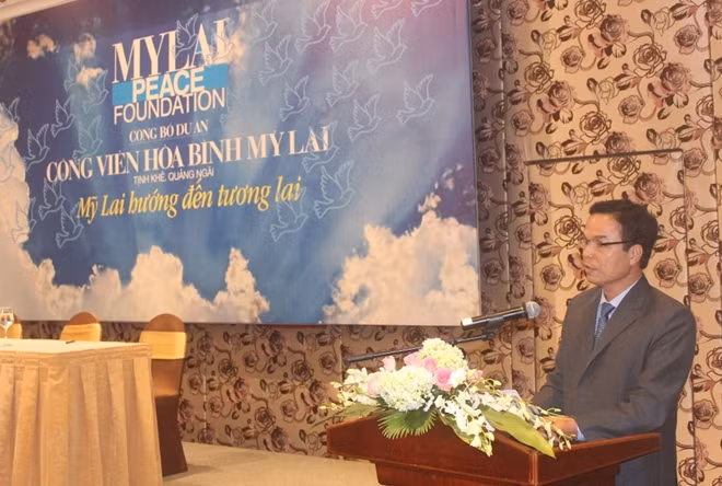 Ông Đặng Ngọc Dũng, Phó Chủ tịch UBND tỉnh Quảng Ngãi, công bố thông tin về dự án Công viên Hòa bình Mỹ Lai.
