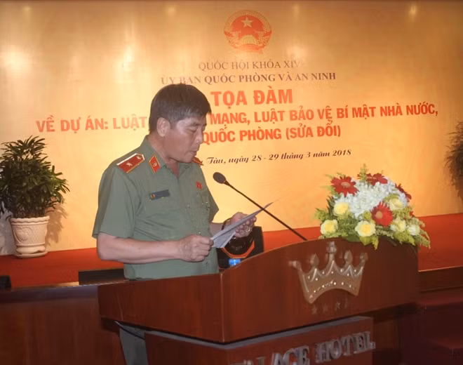 Thiếu tướng Trần Ngọc Khánh, Phó Chủ nhiệm UBQPAN, phát biểu đề dẫn tọa đàm.
