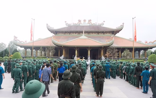 Đoàn dâng hương tưởng niệm các anh hùng liệt sĩ Đền Bến Dược