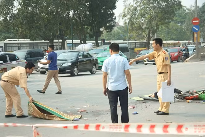 Lực lượng chức năng có mặt tại hiện trường để xử lý vụ tai nạn.